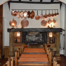 Notre salle à manger avec sa cheminée Salle à manger intérieure Auberge des Seigneurs