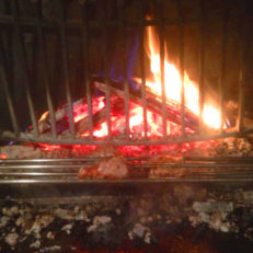Cuisson des viandes dans notre cheminée Cheminée Auberge Seigneurs