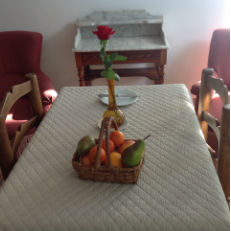 Table avec panier de fruits