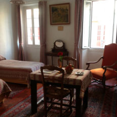 Deux lits jumeaux, tissus provençaux, table et chaise